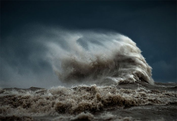 Fotograf wytrzymał 3 godziny silnego wiatru, aby uchwycić te ogromne fale jeziora Erie!