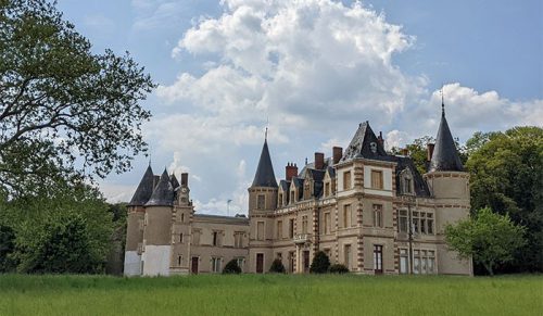 Fotograf znalazł historyczny opuszczony zamek we Francji ze wszystkim, co zostało!