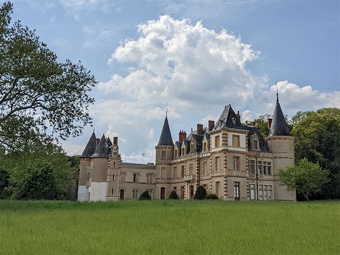 Fotograf znalazł historyczny opuszczony zamek we Francji ze wszystkim, co zostało!