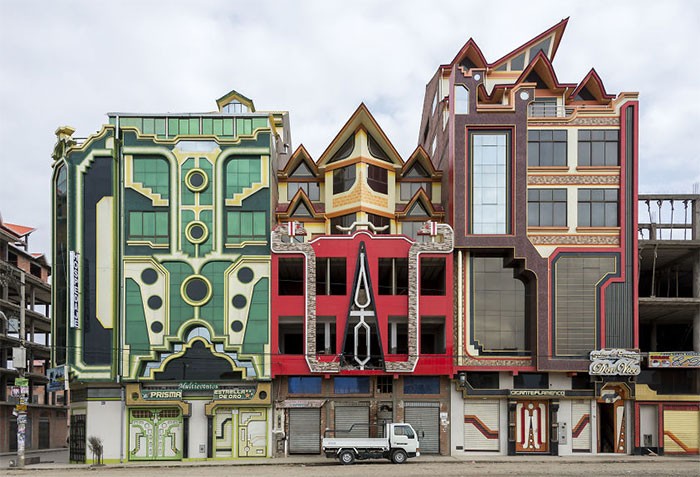 Fotograf prześledził ulice El Alto w Boliwii, aby odkryć unikalny styl architektury zwany Cholet!