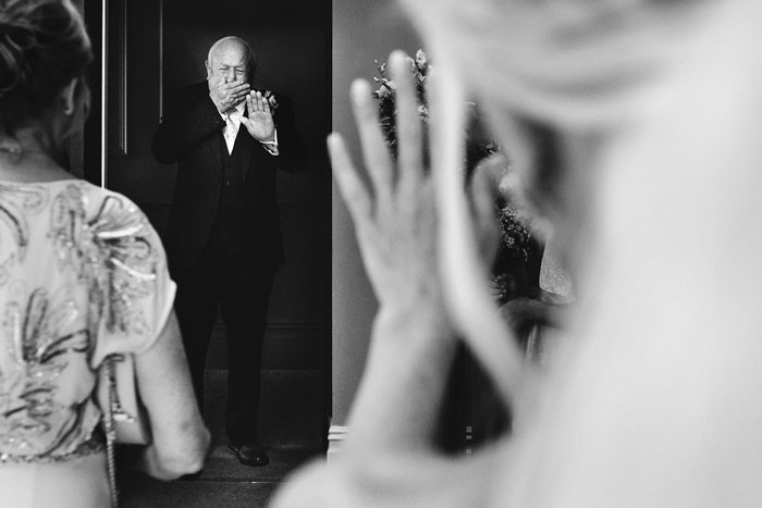 20 zdjęć, które przedstawiają niezainscenizowane chwile ojców i córek na weselach!