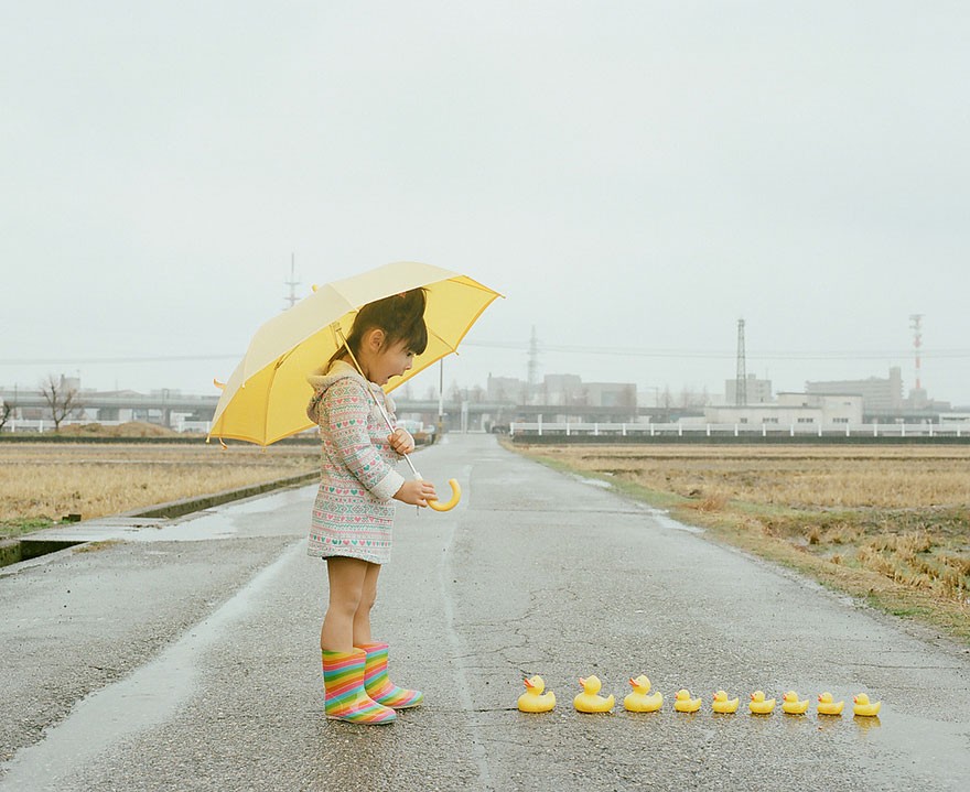 Japoński fotograf zrobił najsłodsze zdjęcia swojej 4-letniej córki!