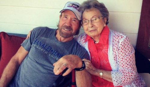 Chuck Norris złożył wzruszający hołd swojej mamie, która skończyła 102 lata!