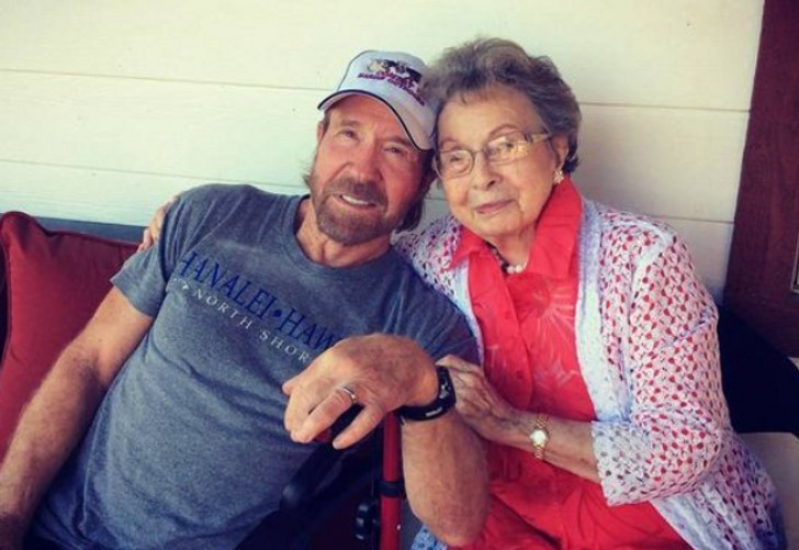 Chuck Norris złożył wzruszający hołd swojej mamie, która skończyła 102 lata!