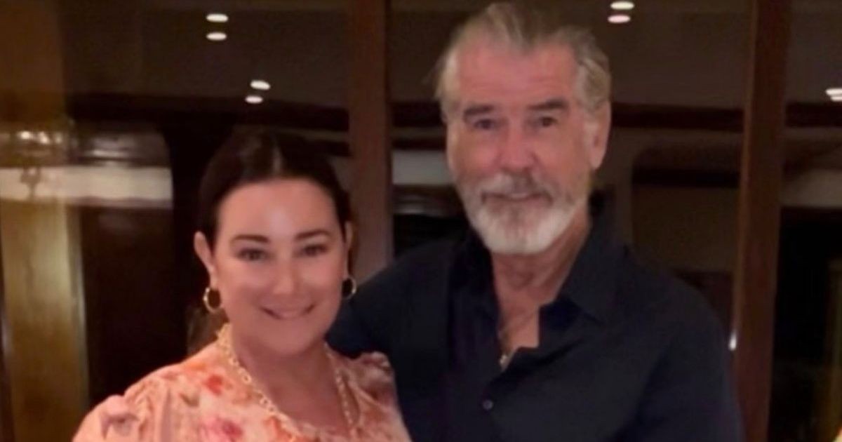 Pierce Brosnan wręczył swojej żonie Keely Shaye 60 róż z okazji jej 60. urodzin!