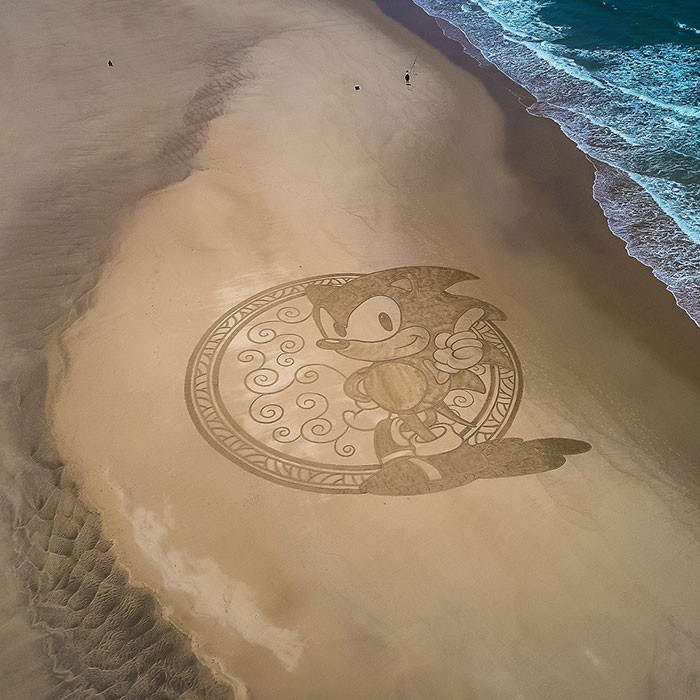 Artysta tworzy ogromne rysunki z piasku na plaży!