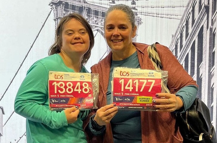 Biegaczka przechodzi do historii jako jedna z pierwszych kobiet z zespołem Downa, która ukończyła 10-godzinny maraton w Nowym Jorku!
