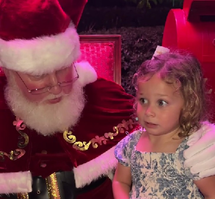 Zaskakująca reakcja Świętego Mikołaja na to, jak mała dziewczynka powiedziała, że nie chce siedzieć na jego kolanach!