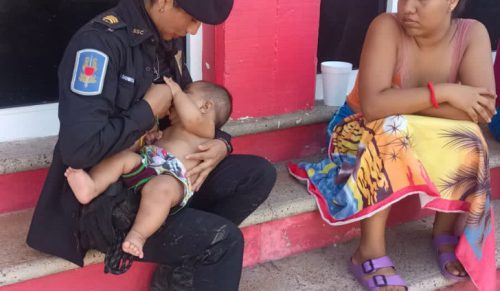 Policjantka karmiła piersią dziecko, które przez dwa dni nie jadło po śmiercionośnym huraganie!