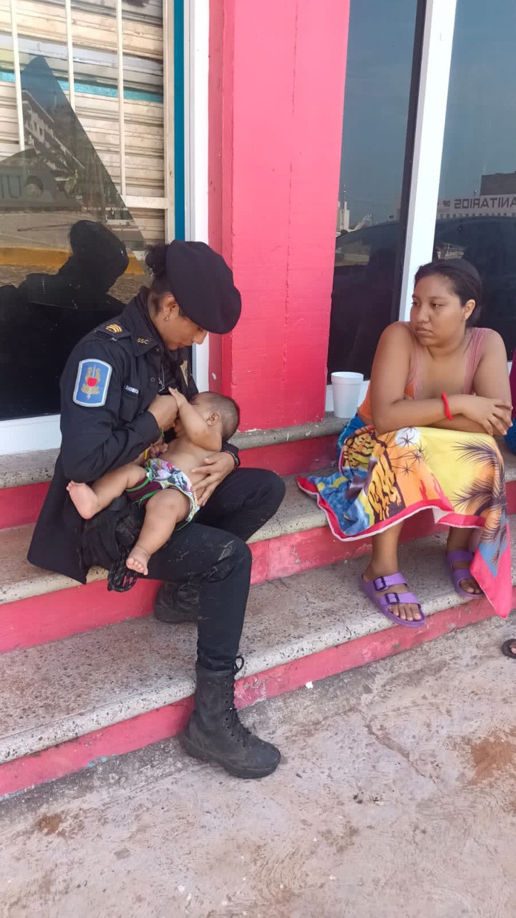 Policjantka karmiła piersią dziecko, które przez dwa dni nie jadło po śmiercionośnym huraganie!
