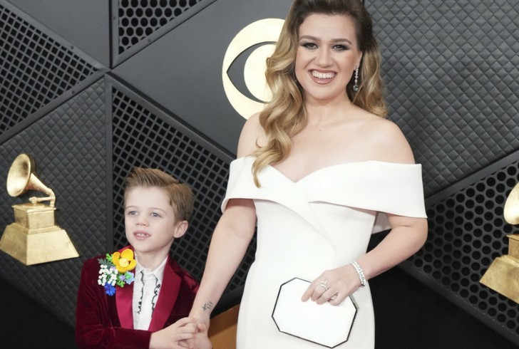 Kelly Clarkson wstrząsnęła czerwonym dywanem ze swoim 7-letnim synem!