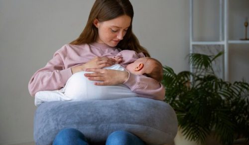 Ta kobieta nigdy nie była w ciąży, a karmi piersią swojego synka od czterech miesięcy!