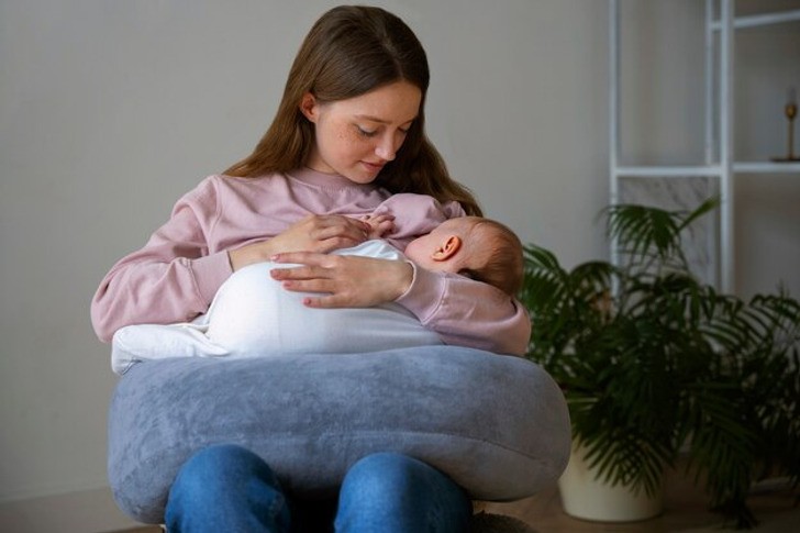 Ta kobieta nigdy nie była w ciąży, a karmi piersią swojego synka od czterech miesięcy!