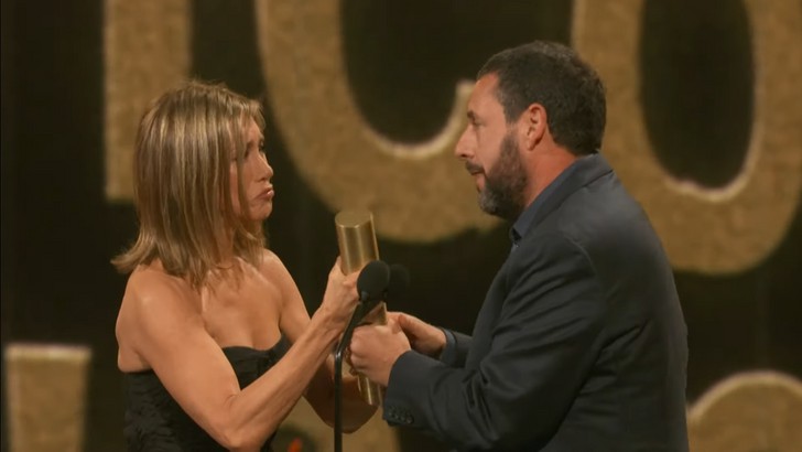 Adam Sandler odbiera nagrodę na People’s Choice Awards i wygłasza zabawne przemówienie!