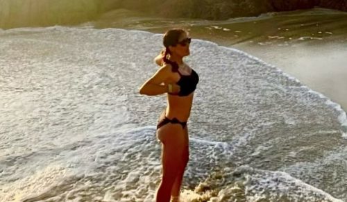 57-letnia Salma Hayek została okrzyknięta „ikoną fitnessu” po tym, jak udostępniła zdjęcie w bikini!