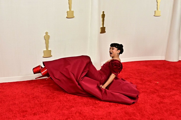 Aktorka zaliczyła upadek na czerwonym dywanie Oscarów i żartowała z tego w mediach społecznościowych!