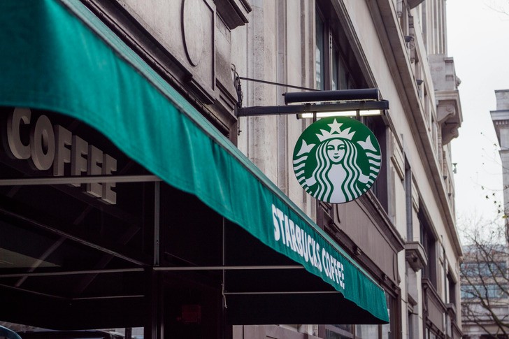 Starbucks przeszedł do historii, otwierając sklepy prowadzone wyłącznie przez seniorów!