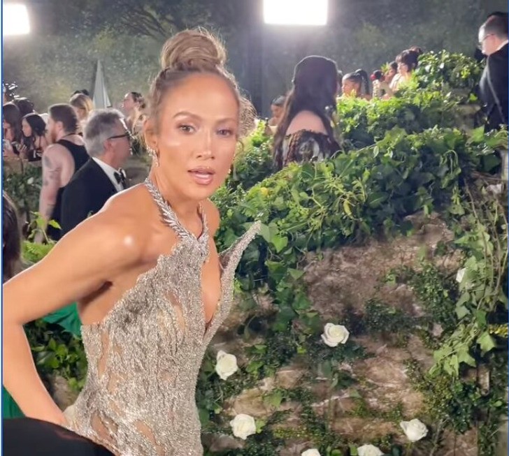 Jennifer Lopez ostro skrytykowana za „niegrzeczną” odpowiedź na pytanie gościa na czerwonym dywanie!