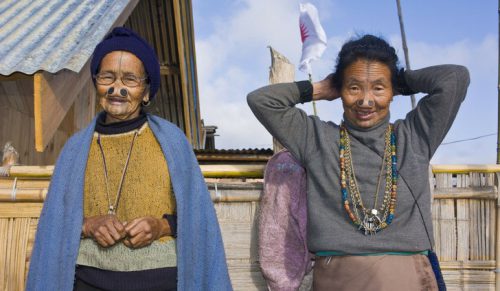 Poznaj rzadkie plemię, w którym kobiety muszą zatykać nosy, aby uniknąć niechcianej uwagi!