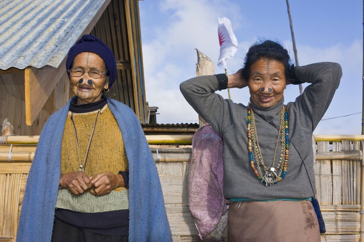 Poznaj rzadkie plemię, w którym kobiety muszą zatykać nosy, aby uniknąć niechcianej uwagi!