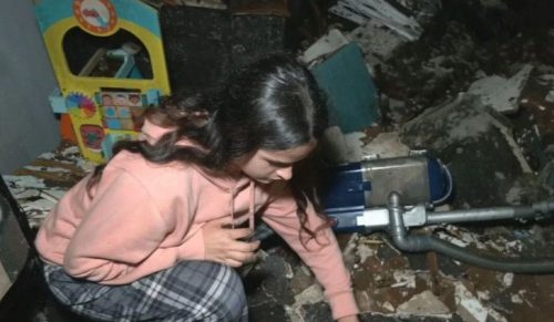 Nastolatka jest bohaterką za uratowanie rodziny przed pożarem domu!