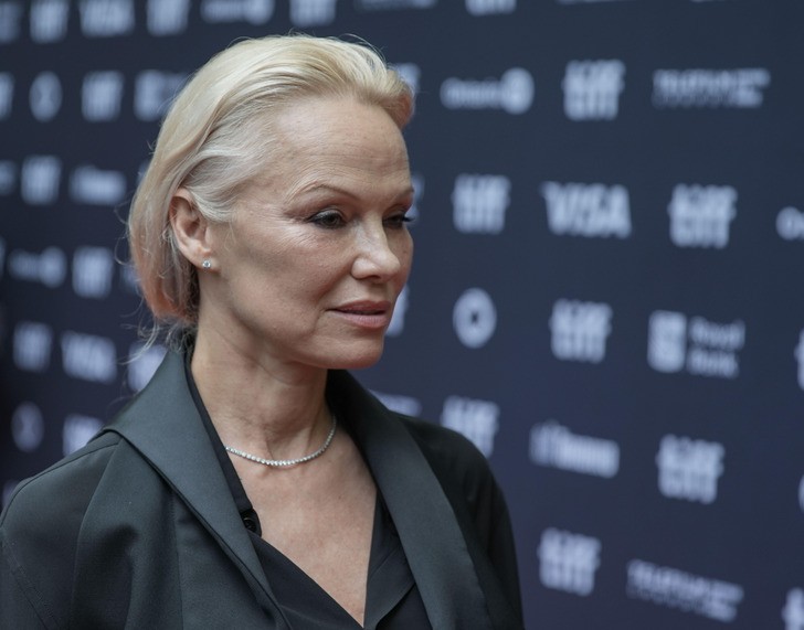 Pamela Anderson akceptuje swoją starzejącą się twarz w nowym wyglądzie — ludzie są podzieleni!