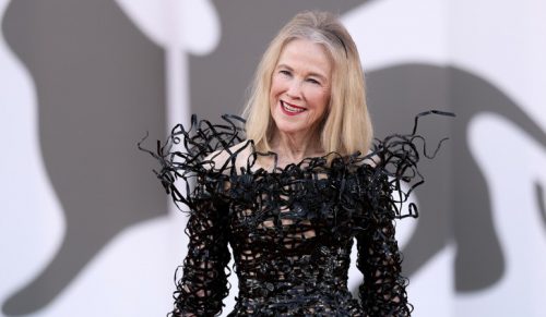 Suknia Catherine O’Hara na premierę „Beetlejuice Beetlejuice” została okrzyknięta „arcydziełem” i zachwyciła fanów!