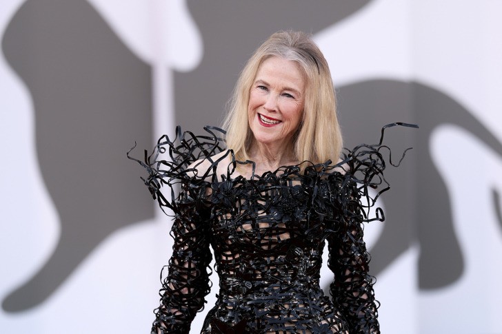 Suknia Catherine O’Hara na premierę „Beetlejuice Beetlejuice” została okrzyknięta „arcydziełem” i zachwyciła fanów!