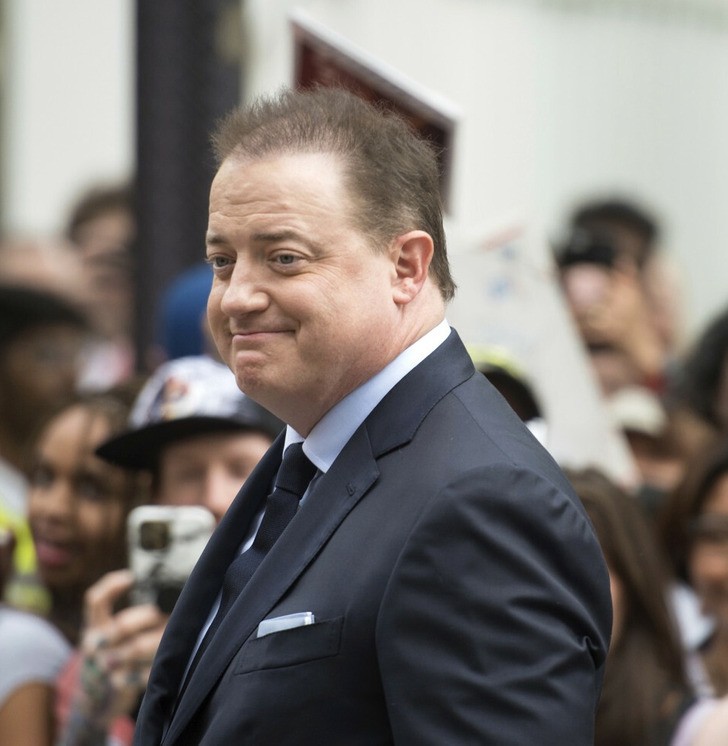 Brendan Fraser debiutuje z ogoloną głową, wprawiając fanów w osłupienie nowym, niespodziewanym wyglądem!