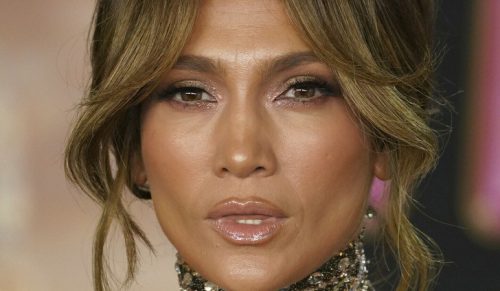 J. Lo eksponuje brzuch w sukience z odkrytymi plecami na premierze „Wicked”, otrzymując mieszane recenzje!