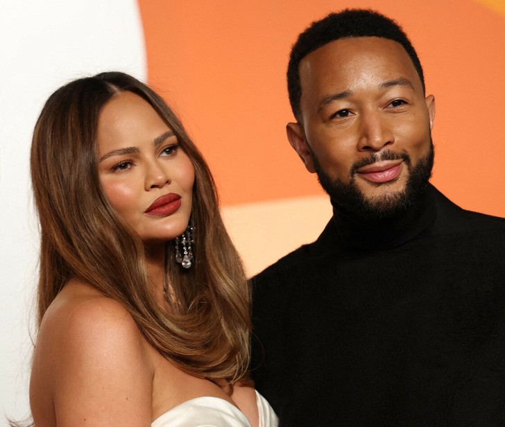 Mocna odpowiedź Chrissy Teigen na oskarżenia o „zbyt dużą ilość wypełniaczy”!
