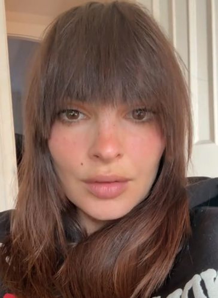 Emily Ratajkowski ujawnia swoją „najgorszą” fryzurę w życiu, a my uwielbiamy jej szczerą reakcję!