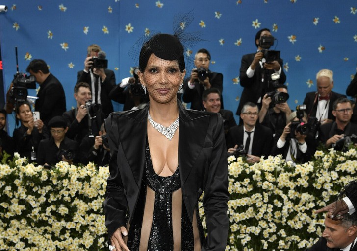 Stylizacja Halle Berry na Met Gali 2025 w prześwitującej sukience wywołuje krytykę!