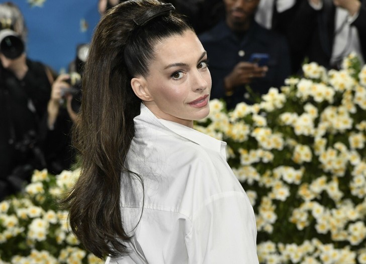 Anne Hathaway zachwyca na Met Gali 2025 — fani twierdzą, iż jest nie do poznania!