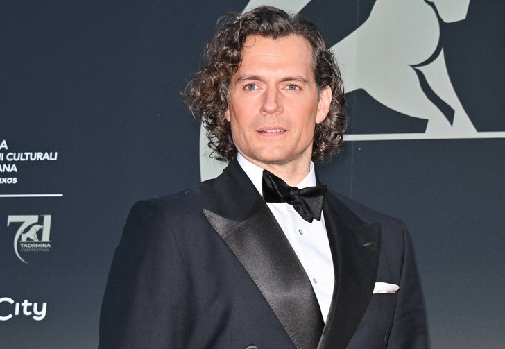 42-letni Henry Cavill szokuje fanów odważną nową fryzurą i odmłodzonym wyglądem!
