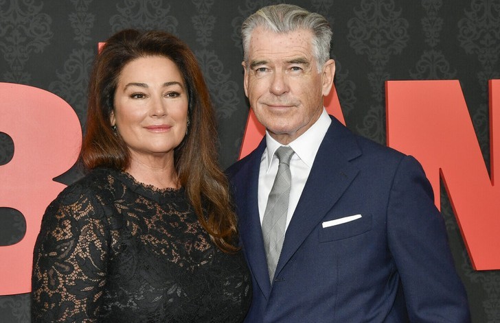 Żona Pierce’a Brosnana zachwyca Internet swoją inspirującą metamorfozą!