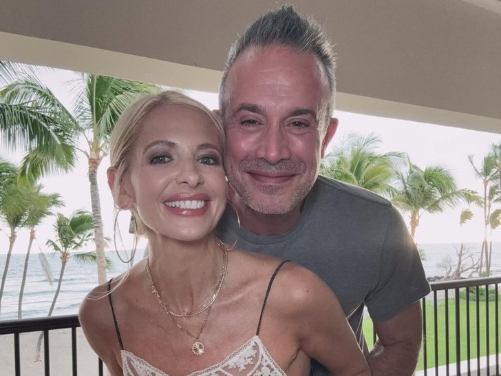 Sarah Michelle Gellar i Freddie Prinze Jr. wystąpili na czerwonym dywanie po 28 latach — fani skupiają się na jednym szczególe!