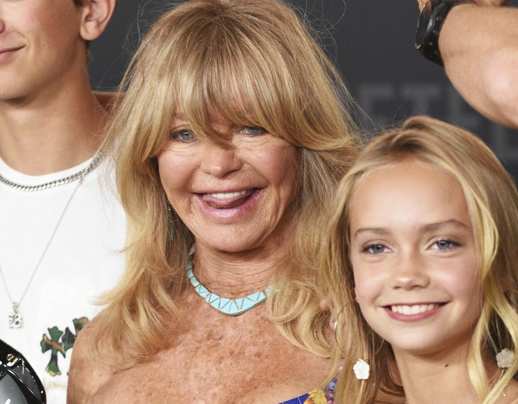 Goldie Hawn pojawia się na czerwonym dywanie, a niektórzy fani zauważają zmianę na jej twarzy!