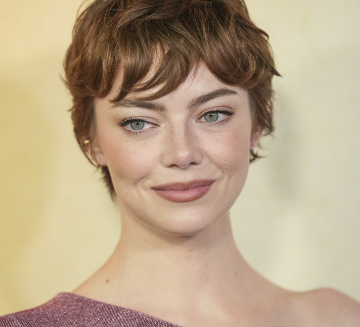 Fani zauważają, iż Emma Stone wygląda niemal nie do poznania: „Ktoś przerobił twarz Margot Robbie w Photoshopie”!