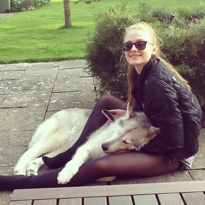 Sophie Turner i pies