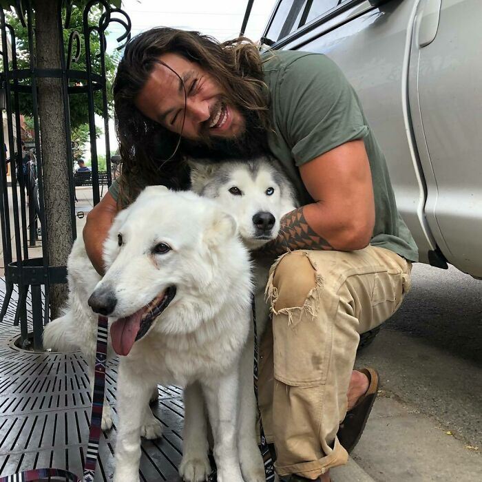 Jason Momoa i pies