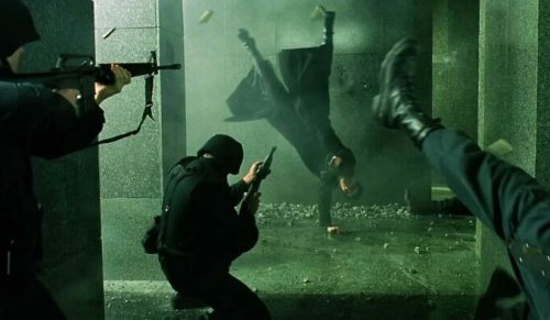 „Picie z wyraźnie pustych kubków”: 28 nielogicznych szczegółów z filmów, które irytują widzów