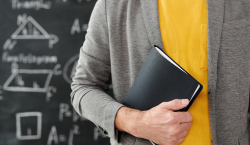 Jak podziękować wychowawcy? Wyjątkowe prezenty dla nauczyciela od całej klasy