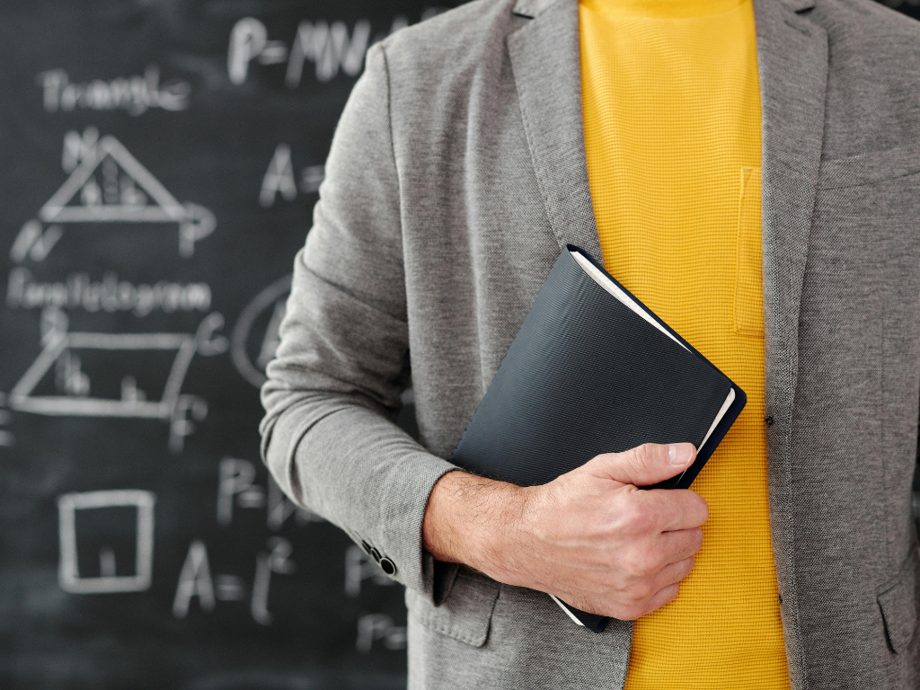 Jak podziękować wychowawcy? Wyjątkowe prezenty dla nauczyciela od całej klasy