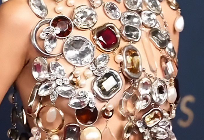 Ryzykowny, wysadzany diamentami look Jenny Ortega na Emmy 2025 zachwyca i szokuje