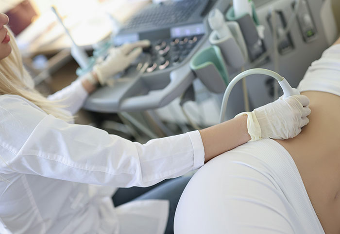 Prokuratura oskarża matkę i ojczyma o śmierć 14-latki po zabiegach kosmetycznych