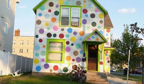 35 najgorszych domów pokazanych w grupie „To koniec, wstydzę się tych domów” na Facebooku