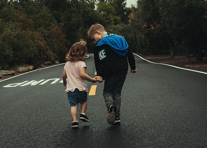 Ludzie opowiadają, czego osoby bez rodzeństwa nigdy nie zrozumieją – oto 21 najtrafniejszych