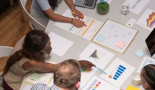 „Wyraz na jej twarzy był bezcenny”: 80 historii, kiedy karma uderzyła natychmiast