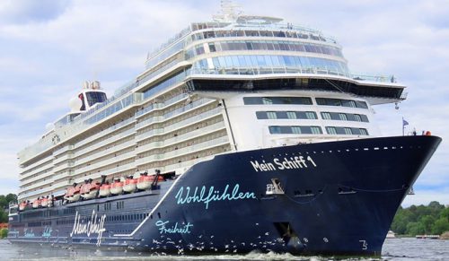 Ponad 50 pasażerów zostało pozostawionych na wodzie po zatonięciu katamaranu podczas wycieczki